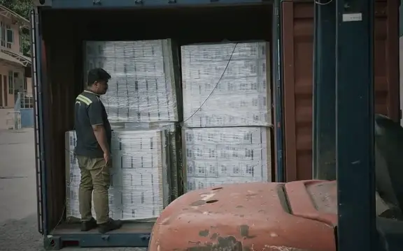 Dangerous-goods export container stuffing